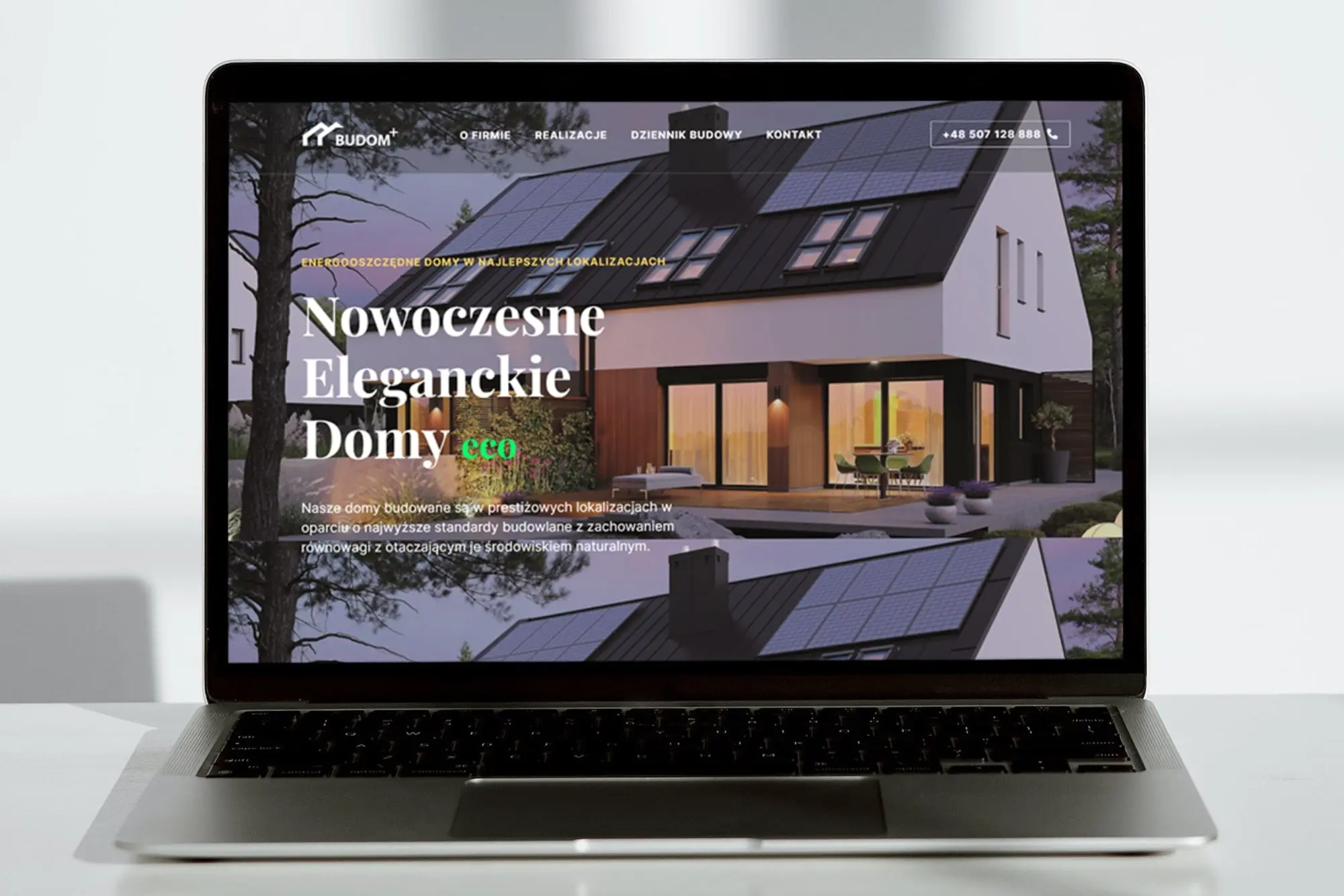Strona budom.plus – realizacja na laptopie